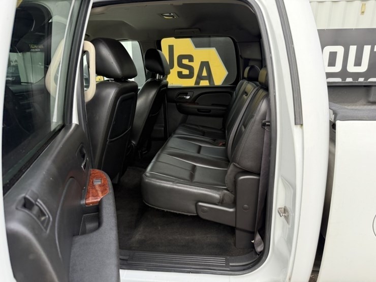 2011-gmc-sierra-2500-image-18