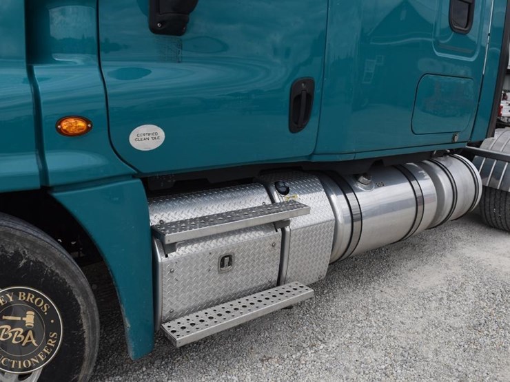 2016-freightliner-cascadia-125-image-17