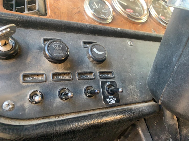 2001-peterbilt-semi-image-18