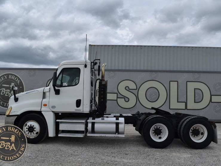 2009-freightliner-cascadia-125-image-6