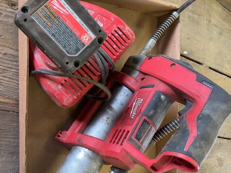 milwaukee-m12-grease-gun-image-2