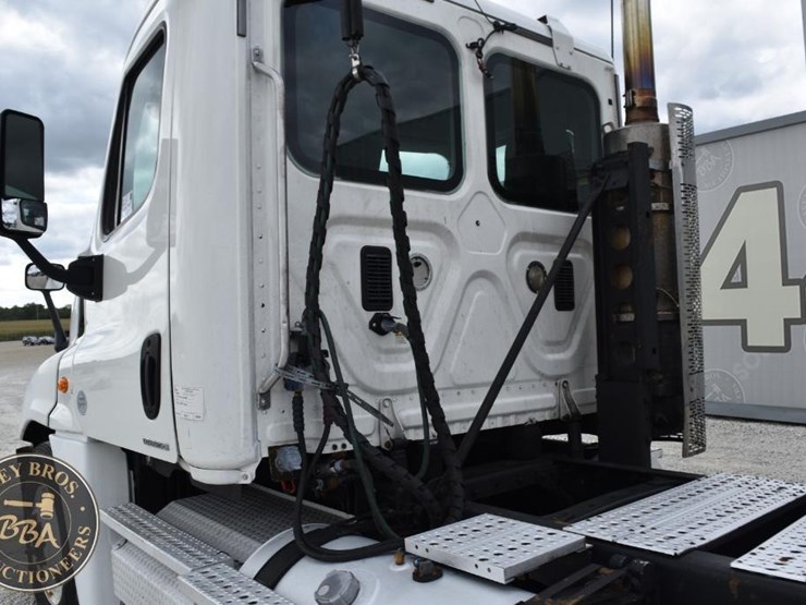 2009-freightliner-cascadia-125-image-21