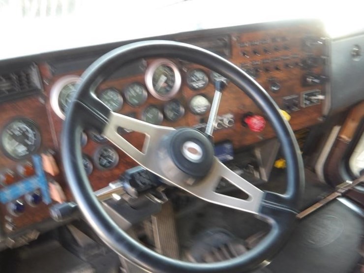 1997-peterbilt-379-image-22