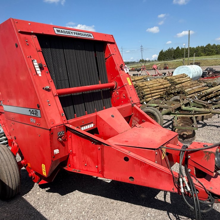 MASSEY-FERGUSON 142RV