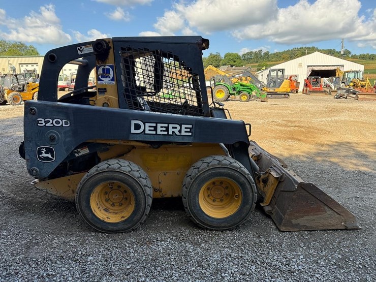 2010-deere-320d-image-5