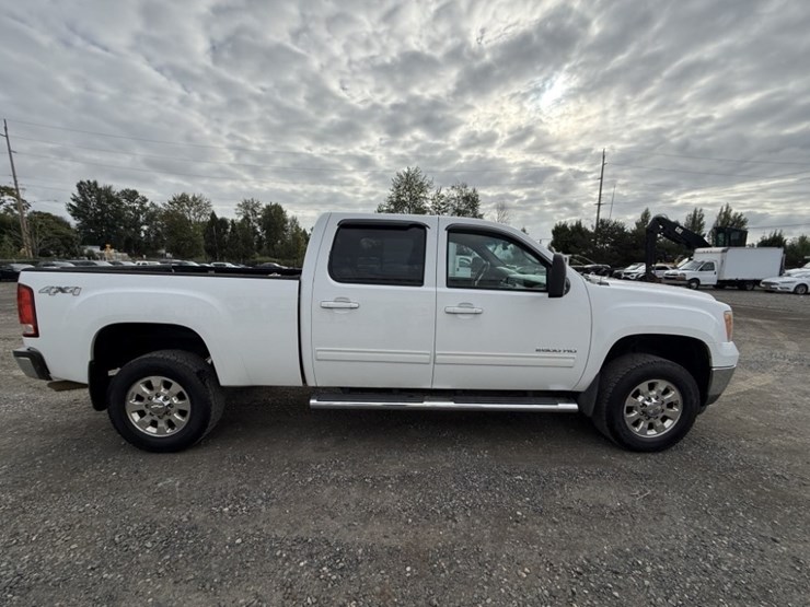 2011-gmc-sierra-2500-image-3