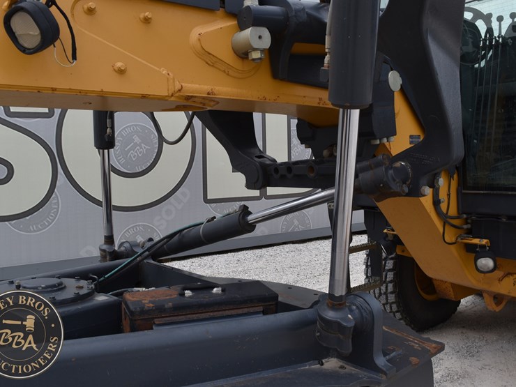 2010-deere-670g-image-24