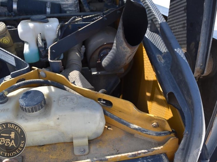 2012-deere-318d-image-19