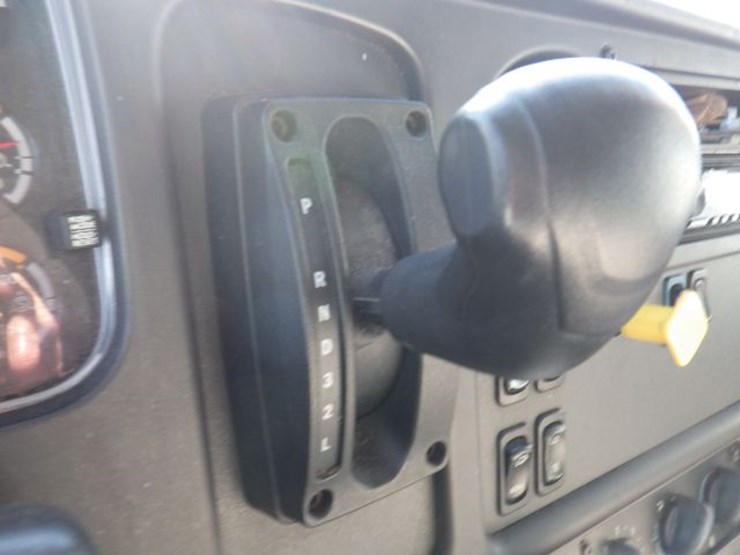 2019-freightliner-m2-106-image-16
