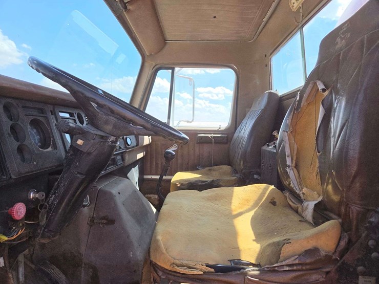 1984-international-1954-conventional-cab-image-22