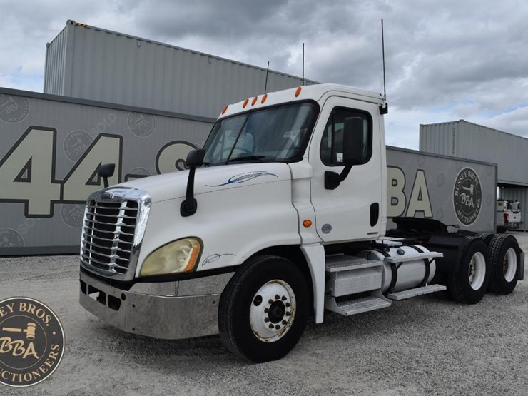 2009-freightliner-cascadia-125-image-3