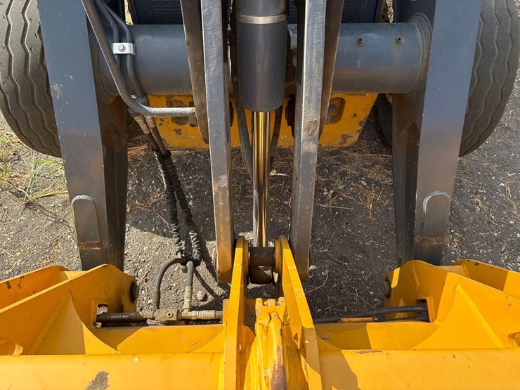 2021-deere-710l-image-13