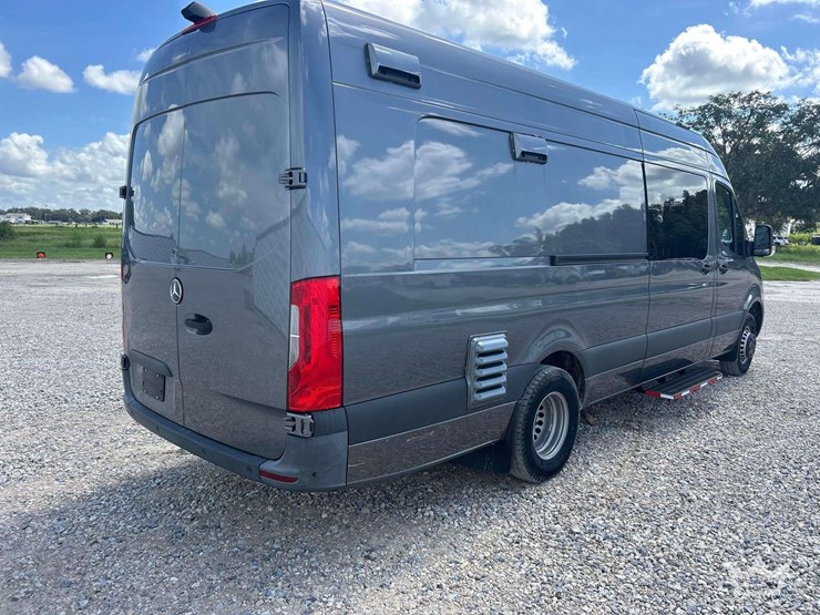 2021-mercedes-benz-sprinter-4500-image-3
