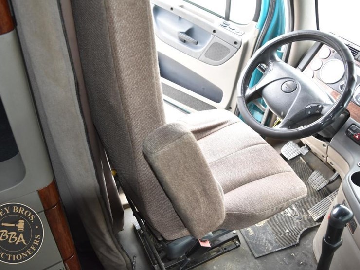 2016-freightliner-cascadia-125-image-60