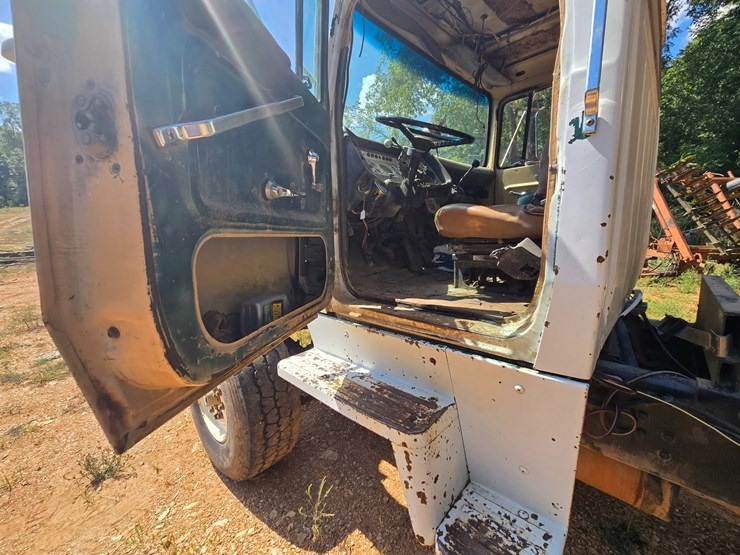 1986-ford-lt8000-image-59