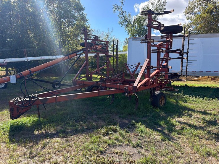 international-55-chisel-plow-image-1