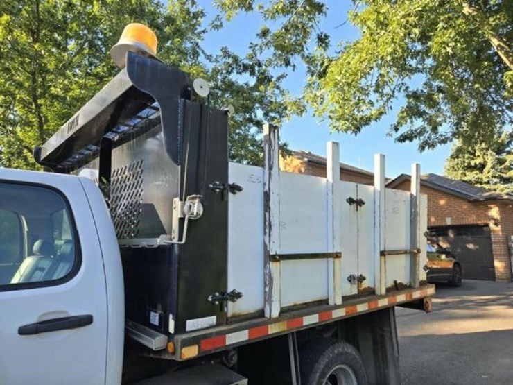 2014-chevrolet-3500-image-23