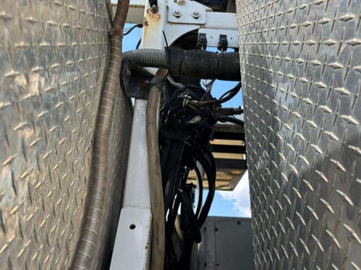 2014-peterbilt-567-image-41
