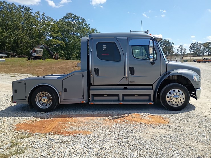 2007-freightliner-m2-106-image-11