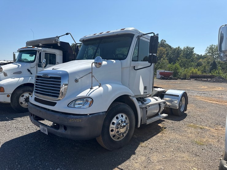 2004-freightliner-columbia-112-image-1