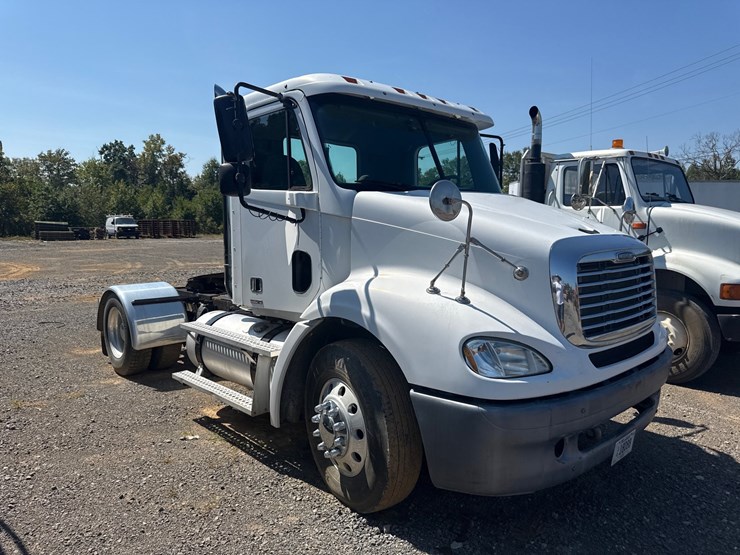 2004-freightliner-columbia-112-image-3