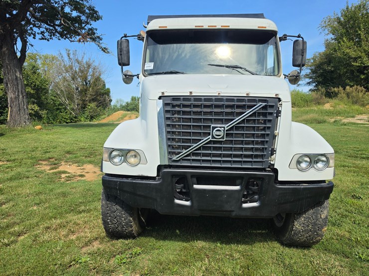 #25407-•-2005-volvo-vhd-quad-axle-dump-truck-image-19