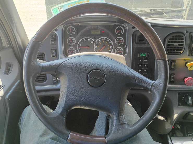 2007-freightliner-m2-106-image-64