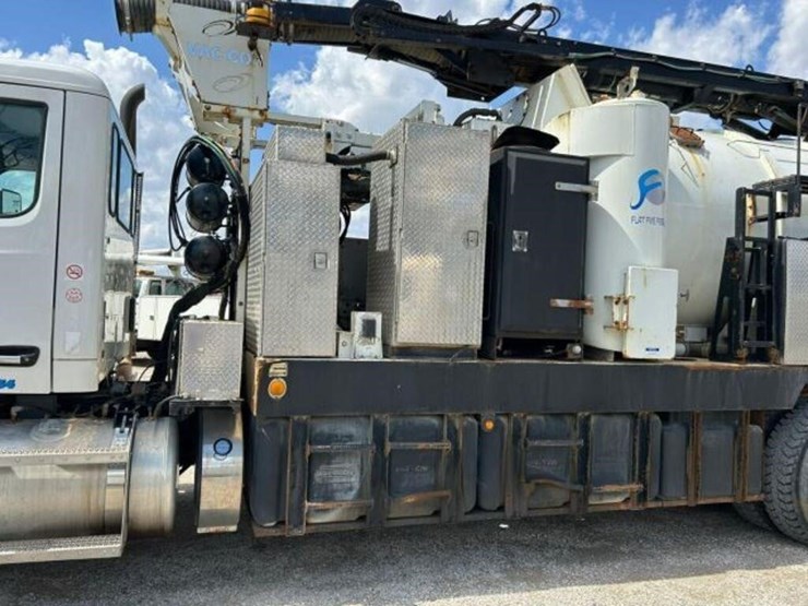 2014-peterbilt-567-image-40