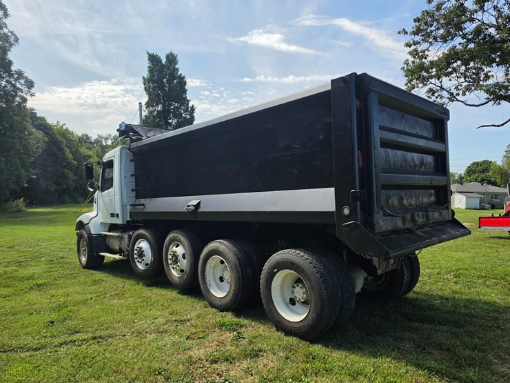 #25407-•-2005-volvo-vhd-quad-axle-dump-truck-image-7