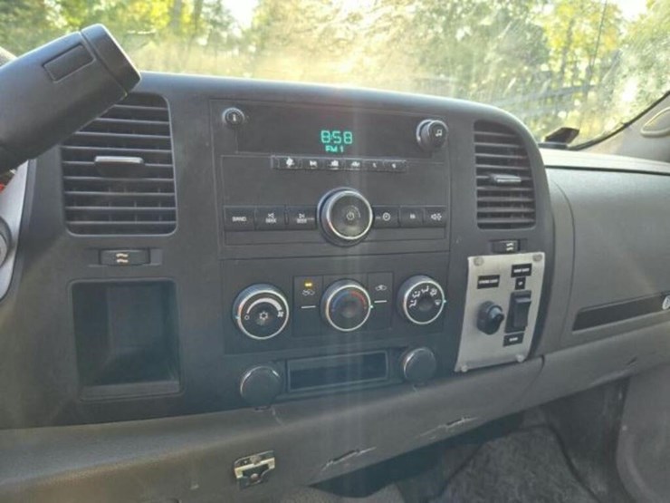 2014-chevrolet-3500-image-17