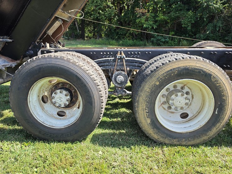 #25407-•-2005-volvo-vhd-quad-axle-dump-truck-image-131
