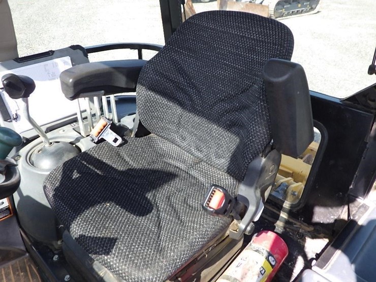 2019-deere-210l-image-35