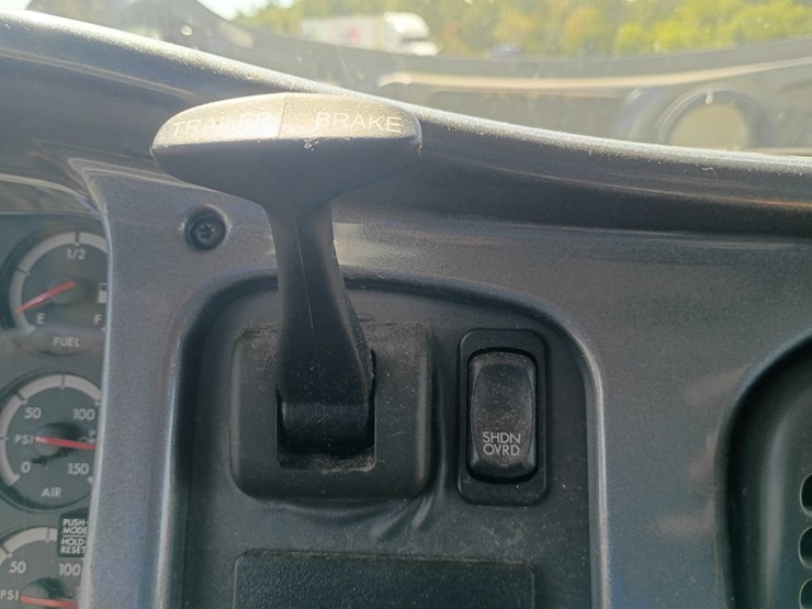2007-freightliner-m2-106-image-59