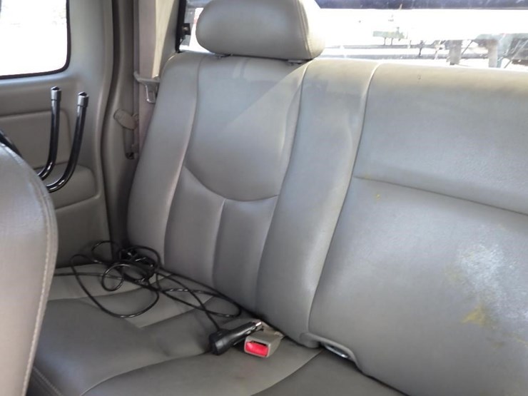 2004-chevrolet-2500hd-image-23