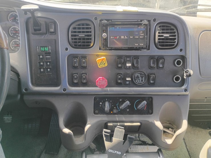 2007-freightliner-m2-106-image-49