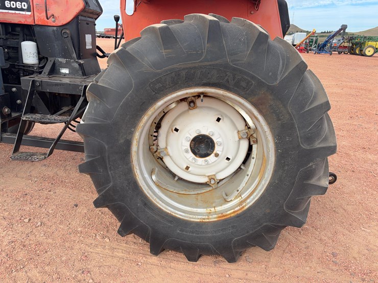 allis-chalmers-6060-tractor-image-8