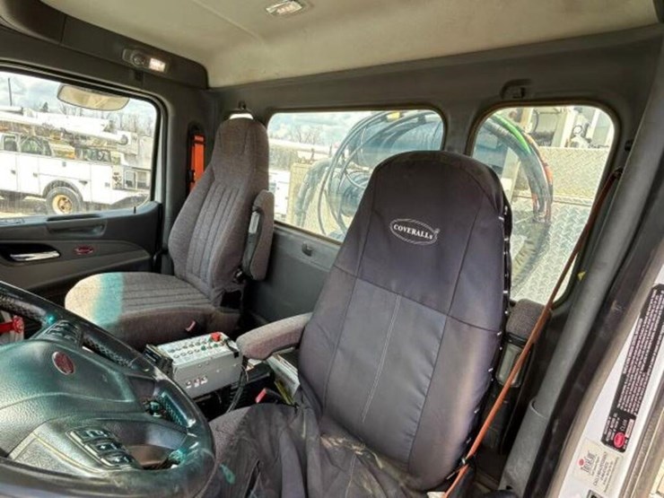 2014-peterbilt-567-image-25