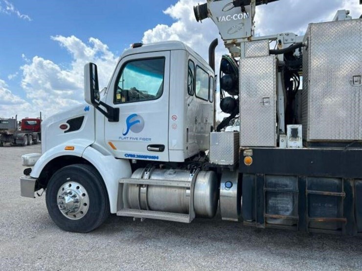 2014-peterbilt-567-image-17