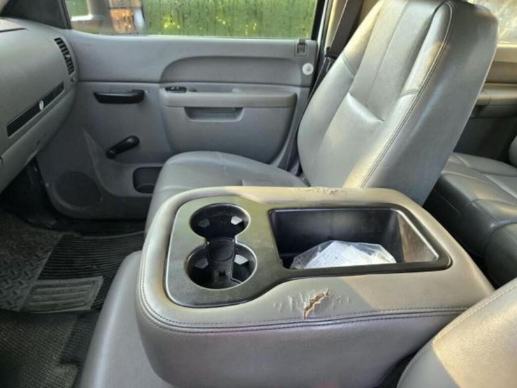 2014-chevrolet-3500-image-16