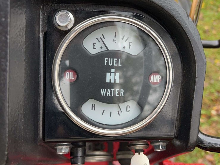 1970-656-farmall-hydro-diesel-row-crop-golden-demonstrator-image-66