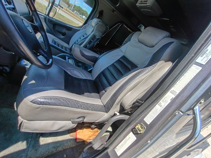 2007-freightliner-m2-106-image-38