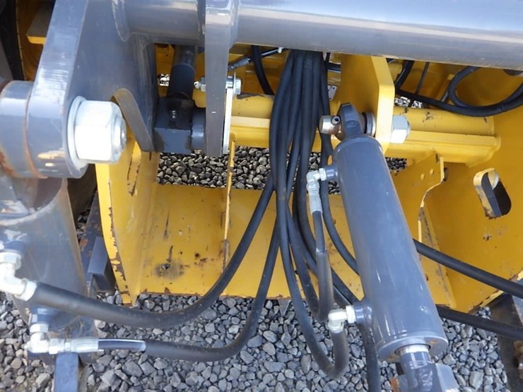 2019-deere-210l-image-18