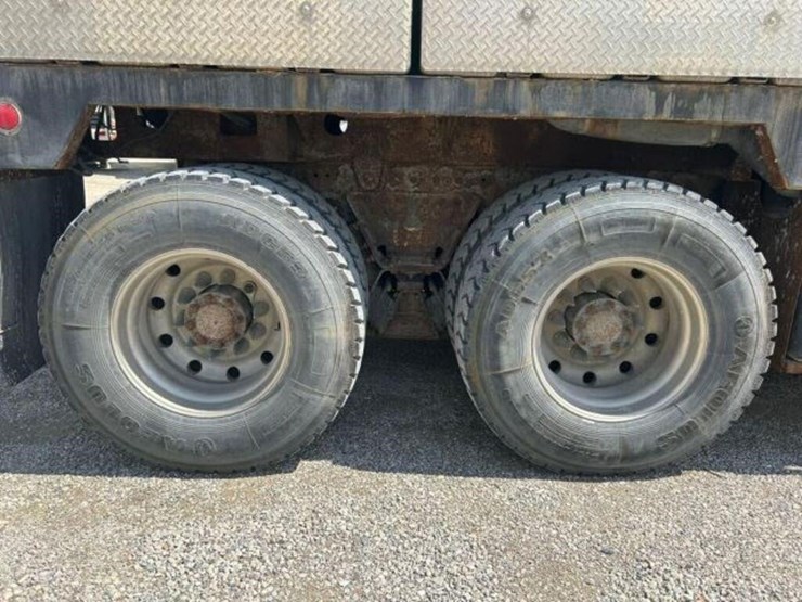 2014-peterbilt-567-image-85