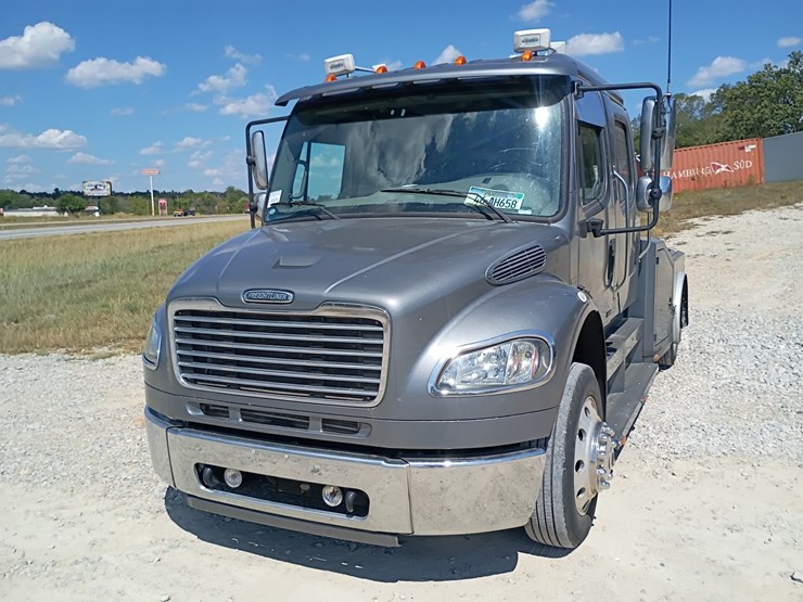2007-freightliner-m2-106-image-16