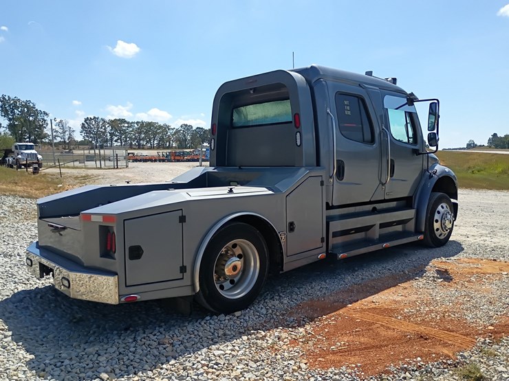 2007-freightliner-m2-106-image-9