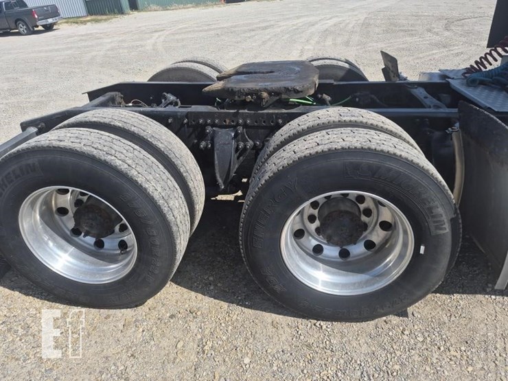 2013-freightliner-cascadia-125-image-11
