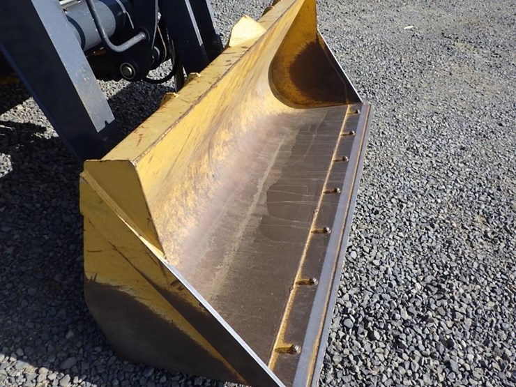 2019-deere-210l-image-32