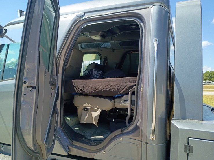 2007-freightliner-m2-106-image-72