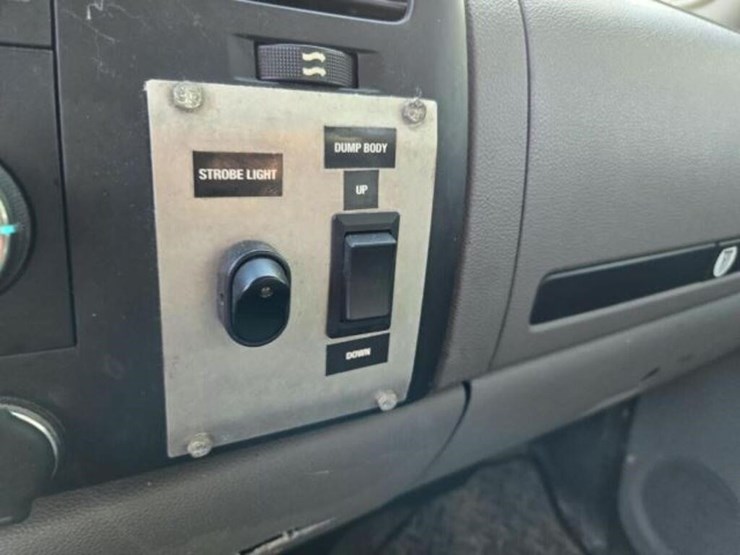 2014-chevrolet-3500-image-27