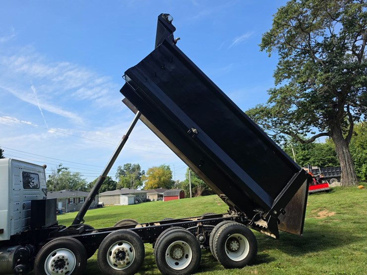 #25407-•-2005-volvo-vhd-quad-axle-dump-truck-image-21
